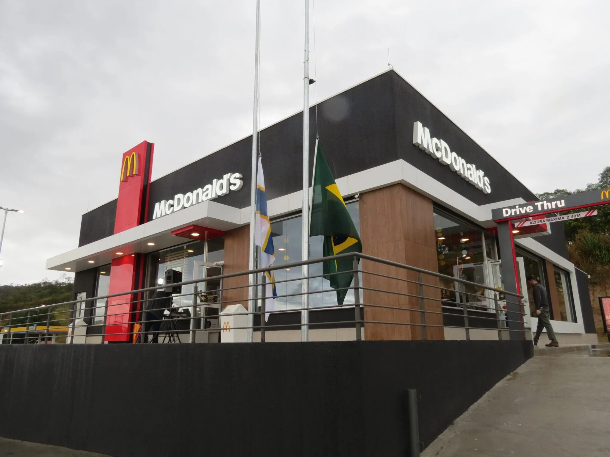 Unidade do McDonald's com drive thru construída no complexo Parada 73